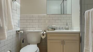 Dusj, hårføner, håndklær og såpe