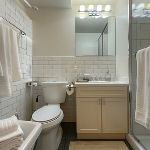 Dusj, hårføner, håndklær og såpe