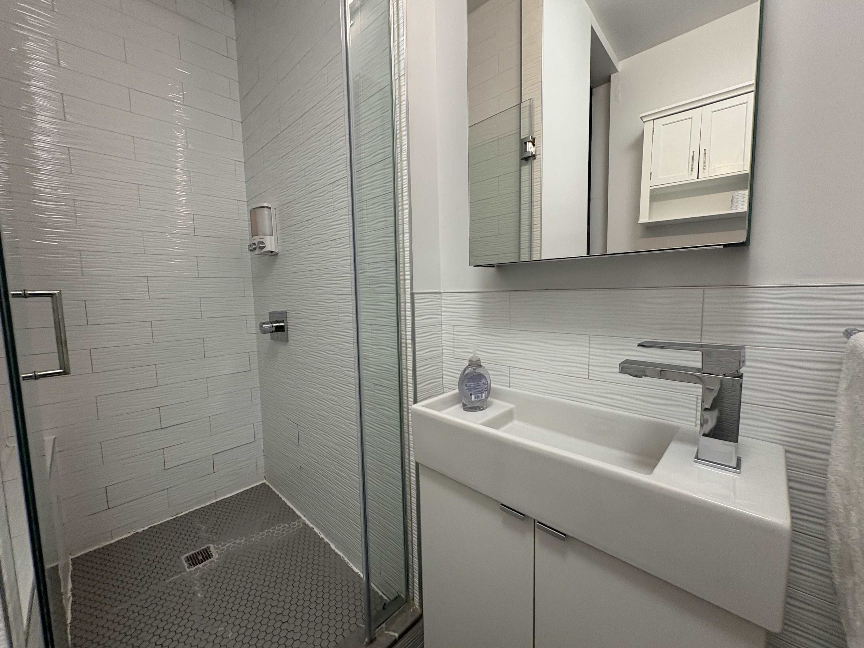 Douche, sèche-cheveux, serviettes fournies, savon