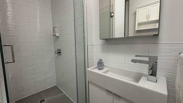 Douche, sĂšche-cheveux, serviettes fournies, savon