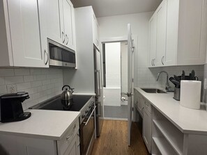 Kylskåp, mikrovågsugn, ugn och spishäll