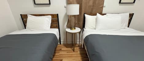 1 habitación, tabla de planchar con plancha y cuna de viaje