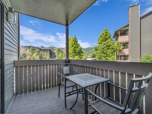 Outdoor dining - Cozy 2-bedroom condo with Fireplace in a perfect Park City location/Olympic Park (Park City)