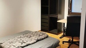 A bedroom with a bed, a desk, and a wardrobe. - Graz Green Studio by Interhome (Graz)