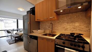 Basic Apartment, Garden View | Private kitchen