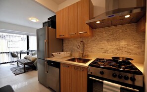 Eenvoudig appartement, uitzicht op tuin | Privékeuken