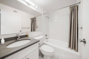 Eenvoudig appartement, uitzicht op tuin | Badkamer