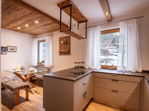 Kylskåp, mikrovågsugn, ugn och diskmaskin