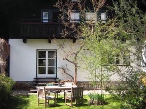 Outdoor dining - Gemütliches Ferienhaus in Lofer mit Garten by Interhome (Lofer)