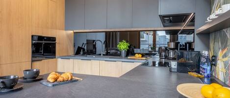 Kjøleskap, mikrobølgeovn, ovn og oppvaskmaskin