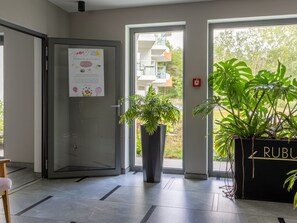 Ein Hotel Eingang mit Glastür, einem Blumentopf und einem Schild mit dem Wort 'RUBU'.