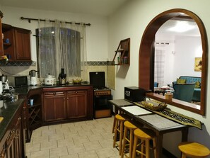 Frigorifero, microonde, forno, pentole/stoviglie/utensili