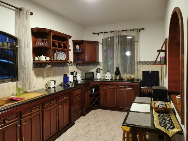 Frigorifero, microonde, forno, pentole/stoviglie/utensili