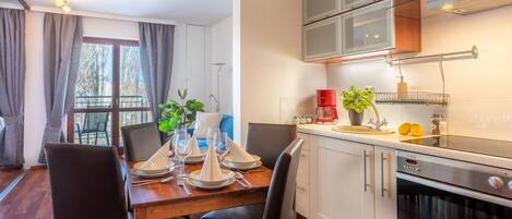 Réfrigérateur, four, batterie de cuisine, vaisselle et ustensiles