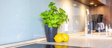 Kjøleskap, mikrobølgeovn, ovn og oppvaskmaskin