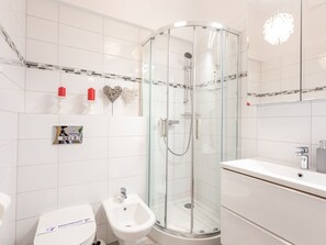 A modern bathroom with a glass-enclosed shower, a white sink, and a bidet. - Tower 22 in ruhigem Stadtviertel by Interhome (Swinoujscie)