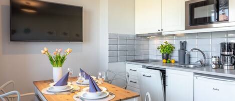 Køleskab, mikrobølgeovn, opvaskemaskine, køkkentøj/tallerkener/redskaber