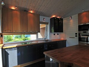 Jääkaappi, mikroaaltouuni, uuni, astianpesukone