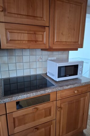 Kühlschrank, Ofen, Geschirrspüler, Kochgeschirr/Geschirr/Besteck