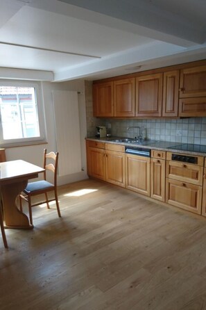 Kühlschrank, Ofen, Geschirrspüler, Kochgeschirr/Geschirr/Besteck