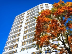 A multi-story hotel with a white facade and balconies. - Urlaub auf Usedom - Ferienwohnung Tower 13 by Interhome (Swinoujscie)