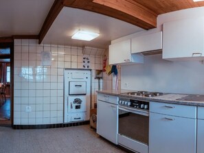 Jääkaappi, mikroaaltouuni, uuni, keittoastiat/astiat/ruokailuvälineet