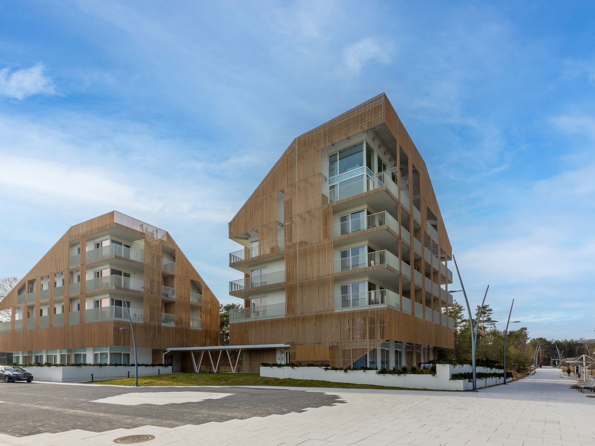 Un immeuble d’appartements moderne, doté d’une architecture originale aux lignes angulaires, avec des balcons et de grandes fenêtres.
