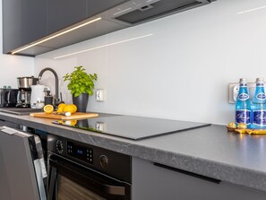 Jääkaappi, mikroaaltouuni, uuni, astianpesukone