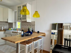 Jääkaappi, mikroaaltouuni, uuni, astianpesukone