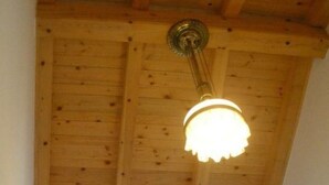 Una habitación con techo de madera y ventana.