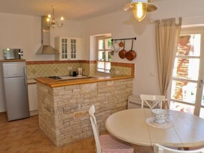 Fridge, microwave, oven, dishwasher - Großzügiges Ferienhaus mit Pool und Sonnenterrasse by Interhome (Dracevac)