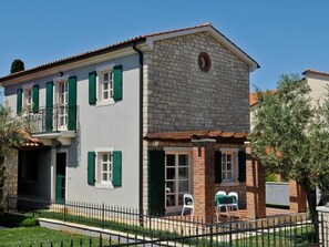 Exterior - Großzügiges Ferienhaus mit Pool und Sonnenterrasse by Interhome (Dracevac)