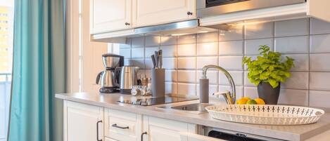 Køleskab, mikrobølgeovn, opvaskemaskine, køkkentøj/tallerkener/redskaber