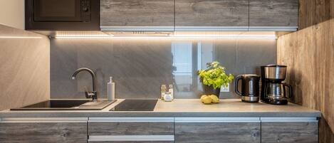 Køleskab, mikrobølgeovn, køkkentøj/tallerkener/redskaber