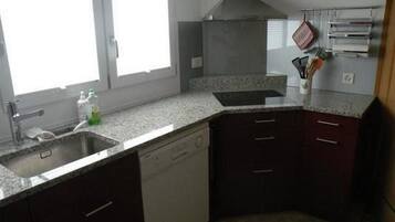 Kühlschrank, Mikrowelle, Ofen, Geschirrspüler