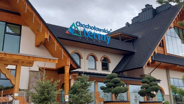 A hotel with a prominent sign reading "Chochotowskie Attery". - Wohnung mit Kamin N2 by Interhome (Zuberec)
