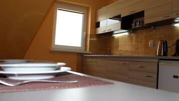 Réfrigérateur, micro-ondes, batterie de cuisine, vaisselle et ustensiles