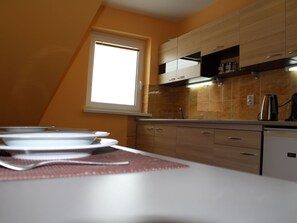 Refrigerador, microondas y utensilios de cocina 