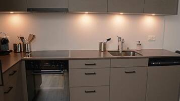 Kühlschrank, Mikrowelle, Ofen, Geschirrspüler