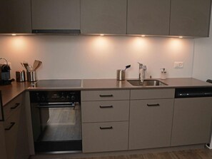 Kühlschrank, Mikrowelle, Ofen, Geschirrspüler