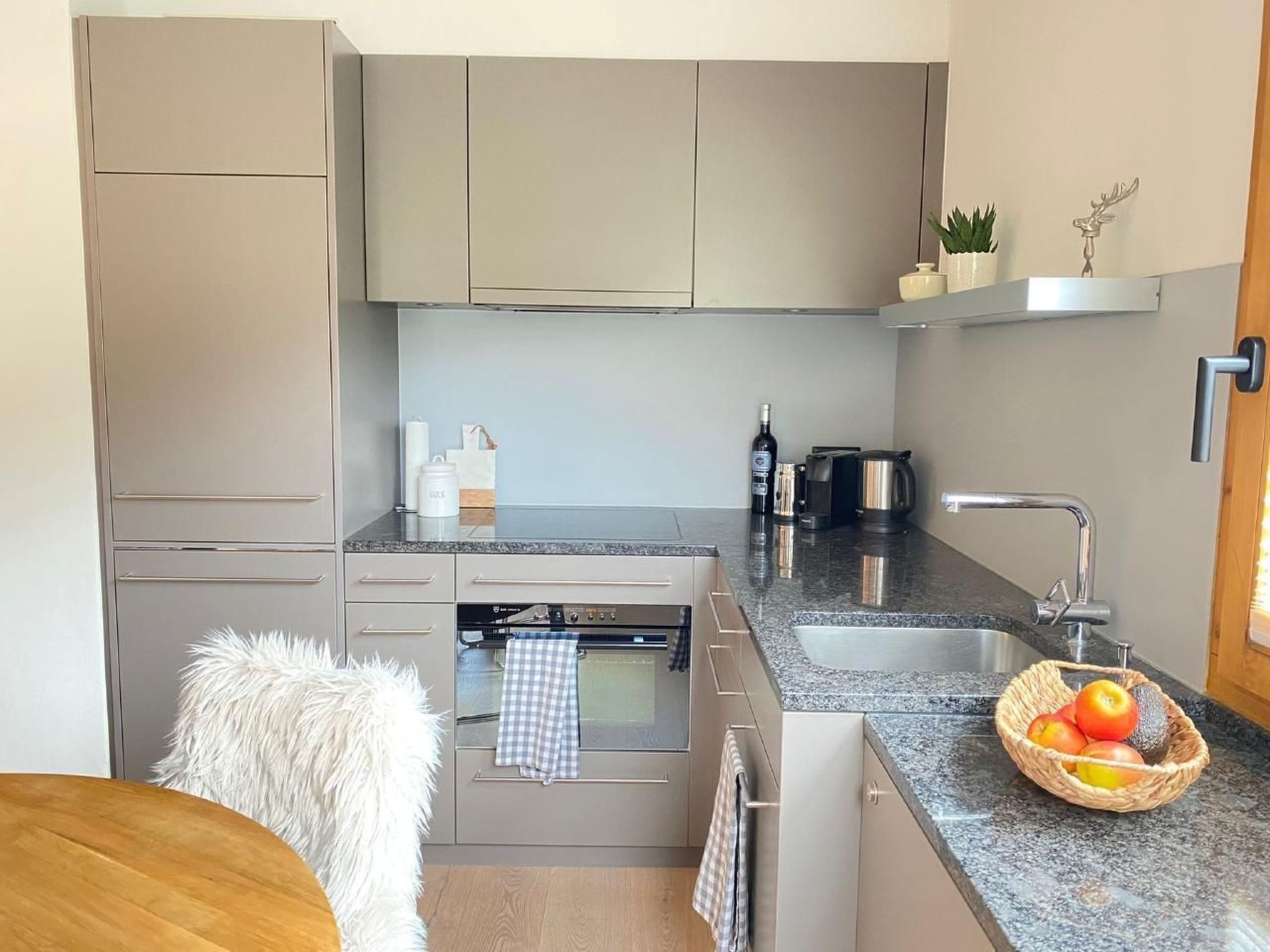 Kühlschrank, Ofen, Geschirrspüler, Kochgeschirr/Geschirr/Besteck