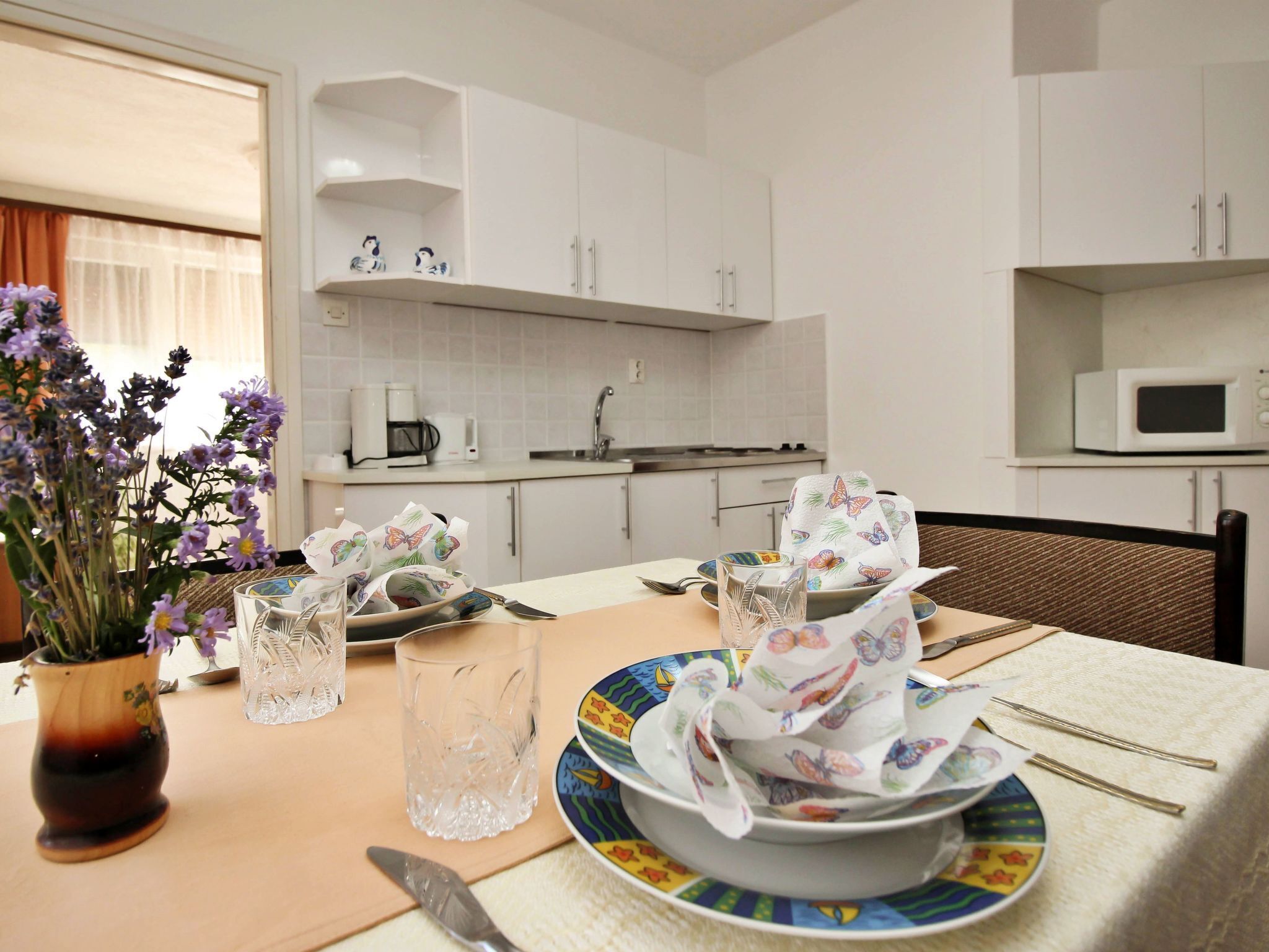 ثلاجة، ميكروويف، مستلزمات طهي/أطباق/أوعية