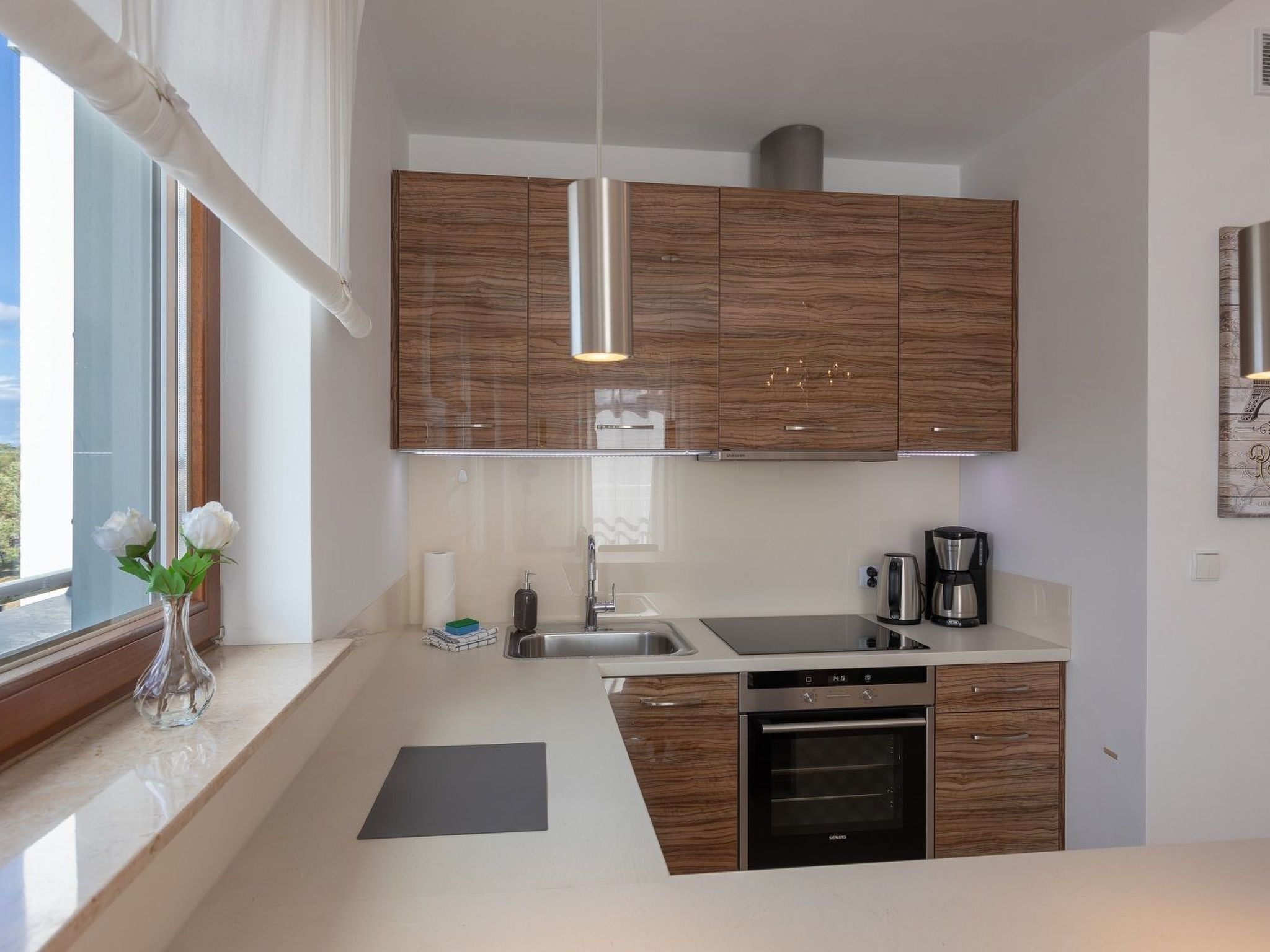 Réfrigérateur, four, batterie de cuisine, vaisselle et ustensiles