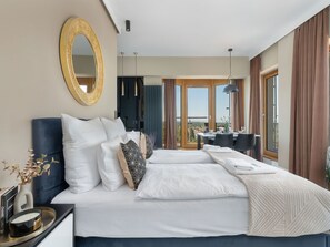 Une chambre d’hôtel moderne dotée d’un grand lit, d’un coin repas et offrant une vue sur la ville.
