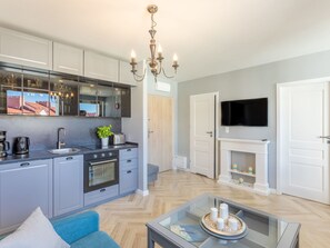 Jääkaappi, uuni, keittoastiat/astiat/ruokailuvälineet