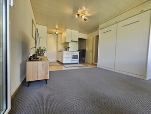 Refrigerador, microondas, horno, utensilios de cocina