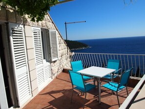 Outdoor dining - mit Terrasse, in der Nähe des Strandes und des Zentrums, über den Dächern von D by Interhome (Dubrovnik)