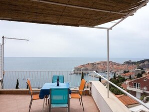 Outdoor dining - mit Terrasse, in der Nähe des Strandes und des Zentrums, über den Dächern von D by Interhome (Dubrovnik)