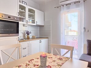 Dining - Gemütliches Studio mit Balkon by Interhome (Podstrana)