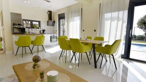 Une cuisine moderne avec un coin repas.